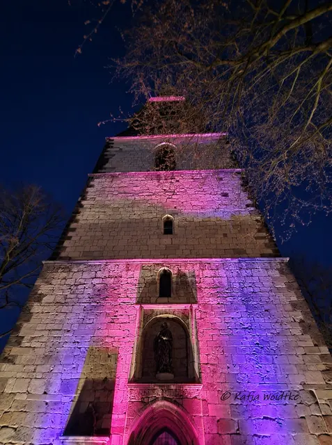 Kirchen in Hannover (Foto: Katja Woidtke)

Ab Ende Januar wurde die 1333 geweihte Kirche wieder zur einzigartigen Kulisse für eine beeindruckende Kunst aus Licht und Musik. Wir waren auch in diesem Jahr dabei und ließen uns zur Musik der Vier Jahreszeiten von einzigartigen Bildern verzaubern. Der mächtige Turm der Kreuzkirche leuchtete in bunten Farben und machte neugierig auf die Lichtkunst im Inneren. | Foto: Katja Woidtke