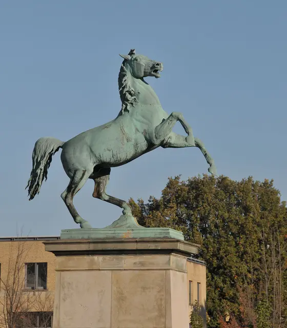 Die Statue wurde 1879 eingeweiht und steht auf einem hohen Granitsockel vor dem Hauptgebäude der Leibniz-Universität. 