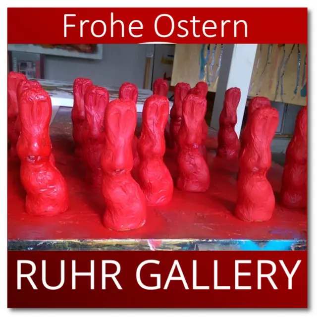  Ostern 2026 im Amt für weiterbildende Fantasie

Zwischen roten Hasenfiguren, die wie stille Botschafter einer heiteren Parallelwelt wirken, lädt das Amt für weiterbildende Fantasie auch in diesem Jahr dazu ein, Ostern mit einem offenen Blick zu feiern. Die Installation erinnert daran, dass Kreativität manchmal genau dort beginnt, wo Gewohntes in Farbe getaucht und mit einem Lächeln neu gedacht wird.

Möge Ostern 2026 uns alle ermutigen, spielerisch zu bleiben, mutig zu gestalten und die kleinen Wunder im Alltag zu entdecken. | Foto: Mülheimer Kunstverein und Kunstförderverein Rhein-Ruhr - KKRR