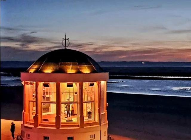 Inspiriert durch Elkes Borkumbeitrag möchte ich Euch den 
Borkumer Musikpavillion vorstellen 