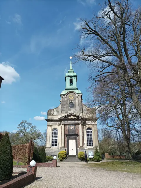 
kleine Schlosskirche im Stil des Spätbarock.

Seine Turmspitze zeigt eine 
aus getriebenem und vergoldetem Kupfer gefertigte Sonne

