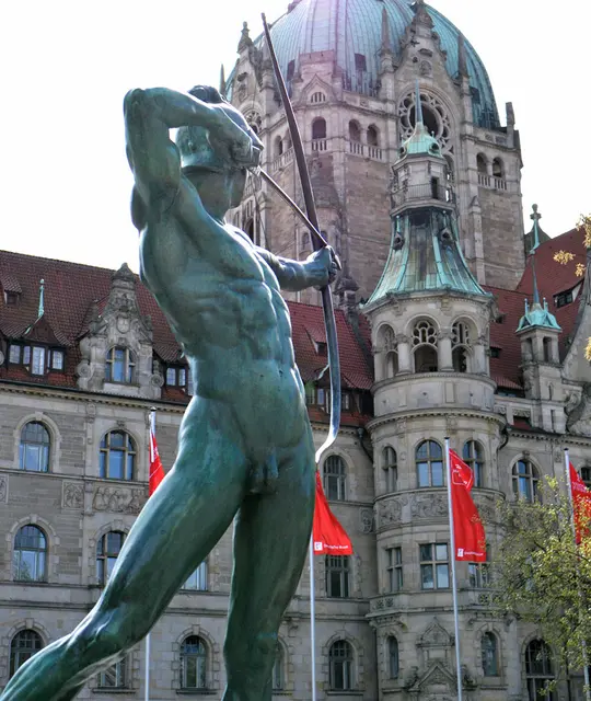 Die Bronzestatue des Bogenschützen wurde von Ernst Moritz Geyger entworfen. 