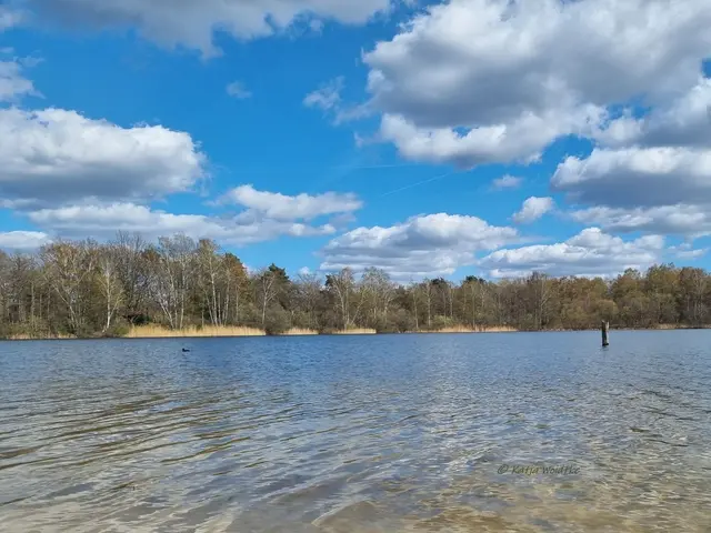 Kleine Auszeit am Wasser (Foto: Katja Woidtke)

Wenn ihr am Langenhagener Silbersee auf Schatzsuche gehen wollt, werdet ihr garantiert fündig. Minigolf, Biergarten und Badestrand laden zu einer kleinen Auszeit vom Alltag ein. | Foto: Katja Woidtke