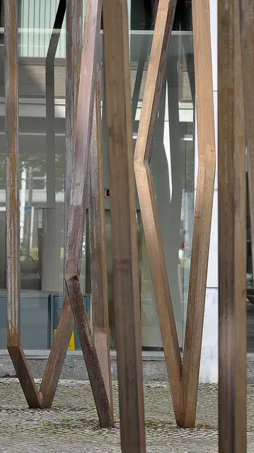 In Vent, StahlplastikInstallation von Robert Schad, 1994, am Aegi