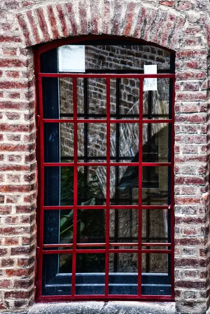 Kunstfotografie Kunst Fotografie Spiegelung Fenster. Kunstfotografie Kunst Fotografie  Spiegelung Fenster entstanden in Iserlohn / Deutschland. Eine Fotografie von Spiegelung Fenster in scharf / unscharf fotografiert. | Foto: Jörg Schubert - #schubertj73