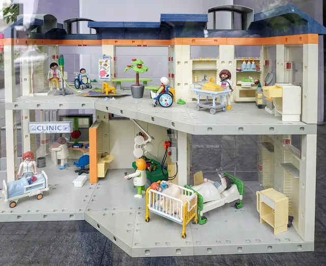 Im Schaufenster einer Versicherung  | Foto: JH