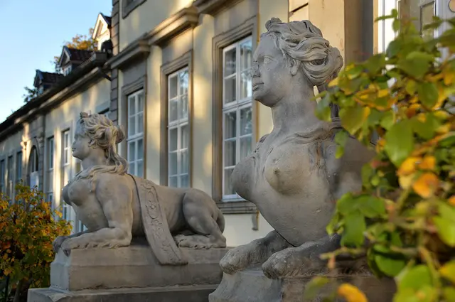 Auf der Rückfront des Wallmodenschlösschen (Wilhelm-Busch-Museum) im Georgengarten