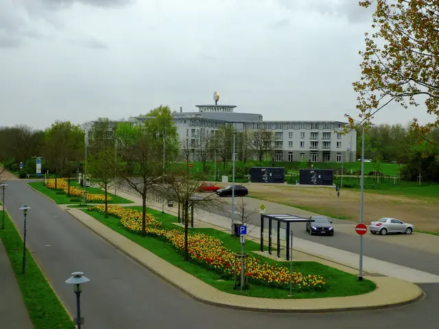 An der Rheinpromenade in Wesel. Im Hintergrund das Welcome Hotel Wesel
(4 Sterne Hotel) | Foto: Siegmund Walter, 13.04.2026, 14:00 Uhr