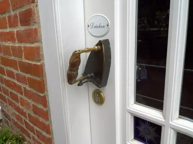 Unterwegs entdeckt - Eigenwilliger Haustürengriff | Foto: Siegmund Walter, 04.05.2025, 10:32 Uhr