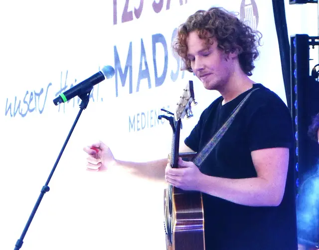 Hier kurz darauf bei einem Auftritt zum 125jährigen Madsack-Jubiläum vor dem Anzeigerhochhaus. | Foto: Kurt Wolter