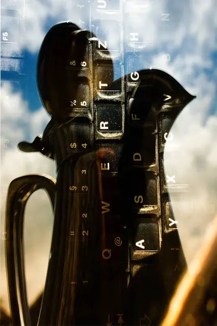 Kunst Fotografie Kunstfotografie Spiegelung Espressokocher. Kunst Fotografie Kunstfotografie Spiegelung Espressokocher entstanden in Iserlohn / Deutschland. Eine Fotografie von Spiegelung Espressokocher in scharf / unscharf fotografiert. | Foto: Jörg Schubert - #schubertj73