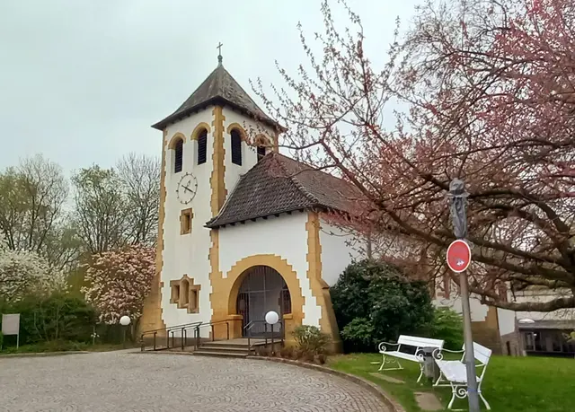 Die kleine Kapelle, ein Relikt der historischen Krupp-Siedlung Altenhof l, liegt heute etwas versteckt auf dem Gelände des Krupp-Krankenhauses.