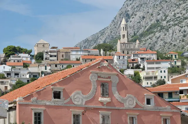 Blick über die Dächer von Igrane, im Hintergrund links der mächtige Wehrturm des Ortes.