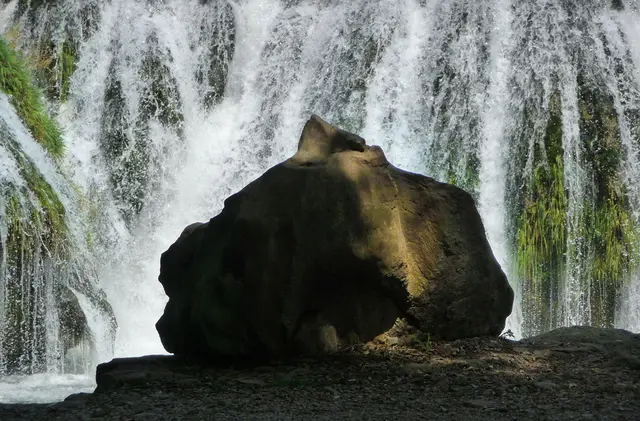 am Koćuša-Wasserfall in Bosnien-Herzegowina