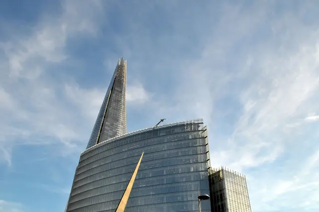 Das Hochhaus The Shard in London ist mit einer Höhe von 310 Metern das höchste Gebäude in Großbritannien und Westeuropa. Der Entwurf stammt von dem italienischen Architekten Renzo Piano. Das Gebäude ähnelt einer Glasscherbe,daher der Name.. 