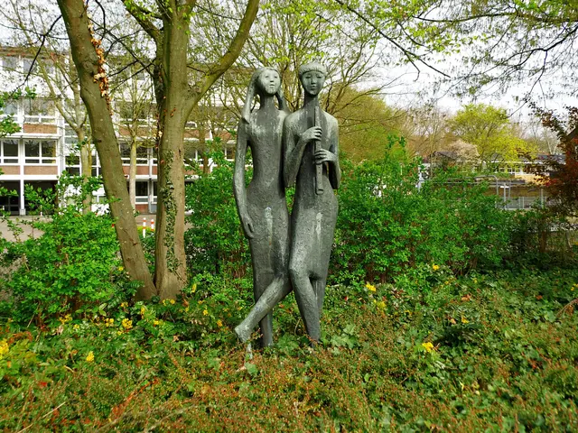 Kunstwerk (Bronzeplastik) im öffentlichen Raum an der Martinistraße 12 in 46483 Wesel. Flötenspielerin mit Zuhörerin. Eine von Eltern gestiftete Plastik, die am 19. Nov. 1966 von Professor van Breek, errichtet wurde.
Im Bild Hintergrund links, die Ida-Noddack Gesamtschule, früher im Zeitraum der Errichtung noch Realschule.
 | Foto: Siegmund Walter, 03.04.2026, 12:05 Uhr