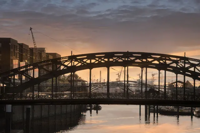 links die Speicherstadt, geradeaus der Hafen