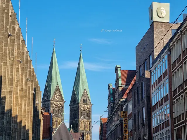 Blick durch die Obernstraße auf die Türme des Bremer Doms St. Petri (Foto: Katja Woidtke)

Rechts im Vordergrund leuchtet eine goldfarbene Kaffeebohne auf dem Dach des Johann Jacobs Hauses. Die bekannte Kaffeemarke hat ihren Ursprung in der Hansestadt. (Ungefragte und unbezahlte Werbung wegen Namensnennung) | Foto: Katja Woidtke
