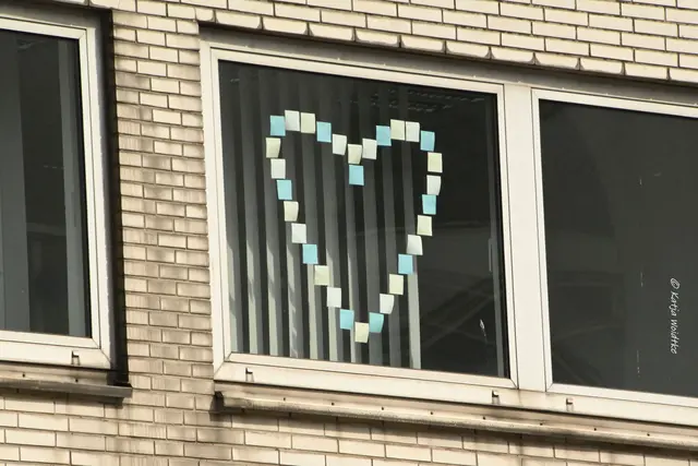 Herzliche Grüße in Hannover (Foto: Katja Woidtke)

Beim Anblick des Herzens aus Post-Its hatte ich sofort den Song von Arthur Baker im Ohr 🎶 | Foto: Katja Woidtke