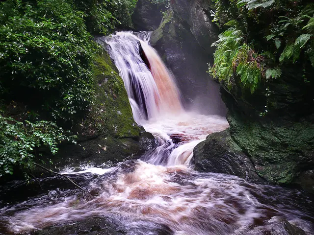 Ein Wasserfall auf der Insel