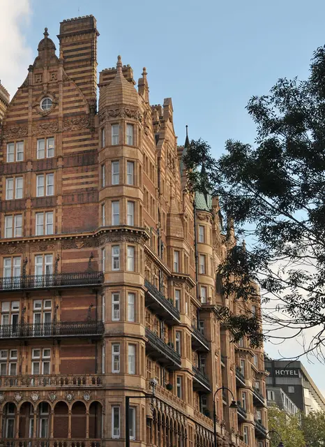 Das Gebäude auf dem Bild ist das Kimpton Fitzroy London Hotel, früher bekannt als Hotel Russell. 
