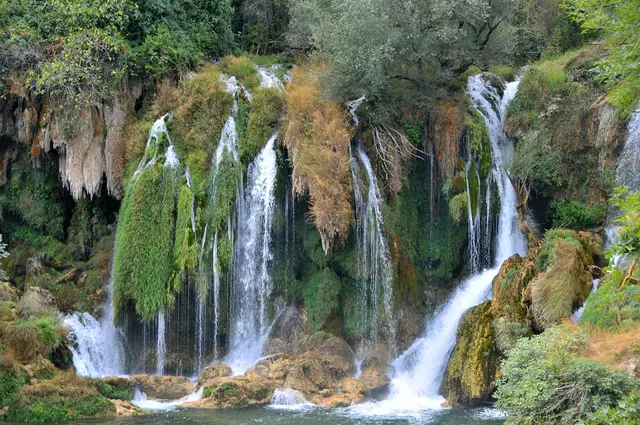 Die Kravica-Wasserfälle befinden sich beim Dorf Studenci in Bosnien und Herzegowina. 