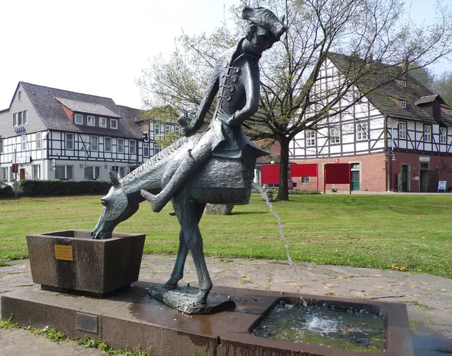 Die Weser ist ein attraktives Ausflugsziel und gut für Radtouren geeignet. Schöne Landschaften, Fachwerkorte, Schlösser der Weserrenaissance, Burgen, Klöster, Märchenhaftes und viel mehr gilt es zu besuchen und zu erkunden. | Foto: Kurt Wolter