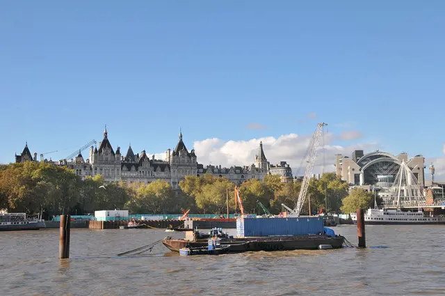Blick auf die Themse in London im Bereich der Hungerford Bridge. 