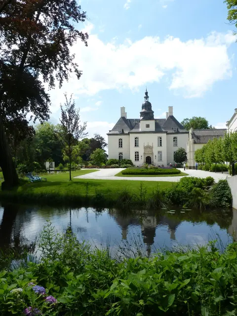 
.. eines der
bedeutendsten niederrheinischen Anlagen des 17. Jahrhunderts
und 
eines der ganz wenigen vollständig erhaltenen Denkmäler des Feudalismus am Niederrhein.
