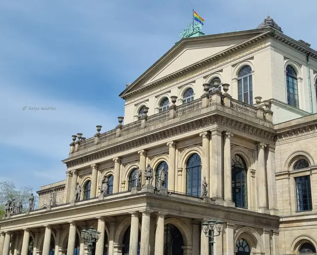 Auf dem ehemaligen Windmühlenberg in Hannover steht seit Mitte des 19. Jahrhunderts das imposante Opernhaus. Es wurde nach Plänen des Hofbaumeisters Georg Ludwig Friedrich Laves im spätklassizistischen Stil erbaut. Außen ein architektonischer Hingucker, innen purer Kulturgenuss. (Foto: Katja Woidtke)

Wann habt ihr das letzte Mal eine Oper besucht? | Foto: Katja Woidtke