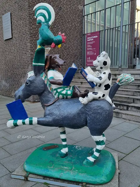 Bremer Stadtmusikanten der BremerLeseLust (Foto: Katja Woidtke)

Die handbemalte Skulptur der Künstlerin Silke Bölts ist ein fröhlicher Hingucker im Stadtbild. 

Weitere Exemplare können käuflich erworben  werden. Ihr Erlös geht an die BremerLeseLust. Der Verein vermittelt Kindern die Lust am Lesen. Schaut doch mal auf deren Homepage vorbei! 

In welchem Buch habt ihr zuletzt geschmökert? | Foto: Katja Woidtke