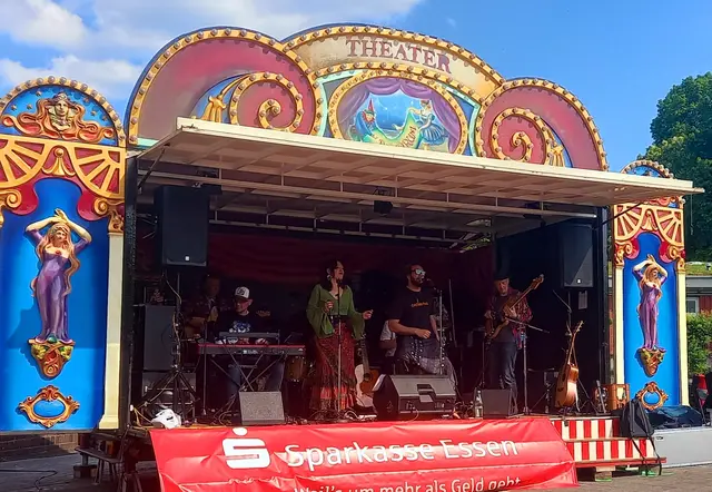 Die phantastischen "Culture Pool" auf der Bühne beim Maifest '26 auf dem Frohnhauser Markt 