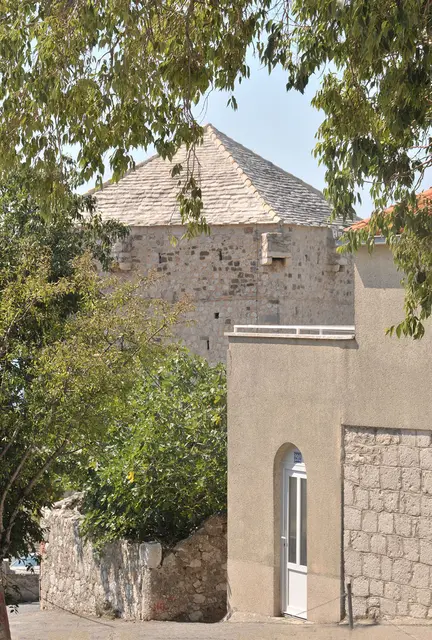 Der mächtige Wehtrturm von Igrane