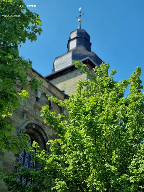 versteckt hinter
wunderbarem GRÜN

... ein Kirchturm einer kleinen, wunderschönen
SOESTER´ Kirche♥

2026-anderSehen@ana´
MAI 2026@AnastasiA  (ana´)