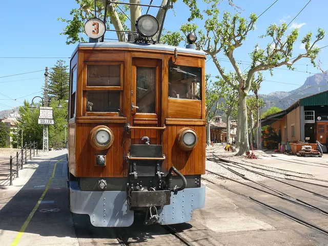 Der „Rote Blitz“ (Tren de Sóller) ist eine historische Schmalspurbahn auf Mallorca, die seit 1912 die Inselhauptstadt Palma mit der Stadt Sóller verbindet.