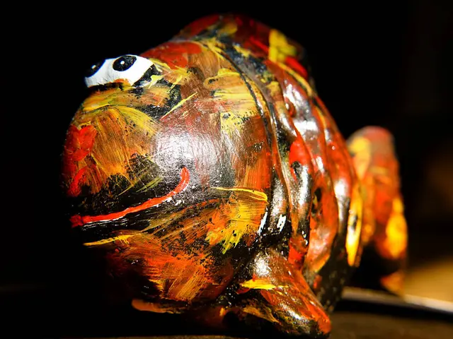 Porträtfotografie, Fotografie. Porträtfoto fotografiert in Technik scharf / unscharf von  einer bemalten Fisch Skulptur. | Foto: Jörg Schubert - #schubertj73