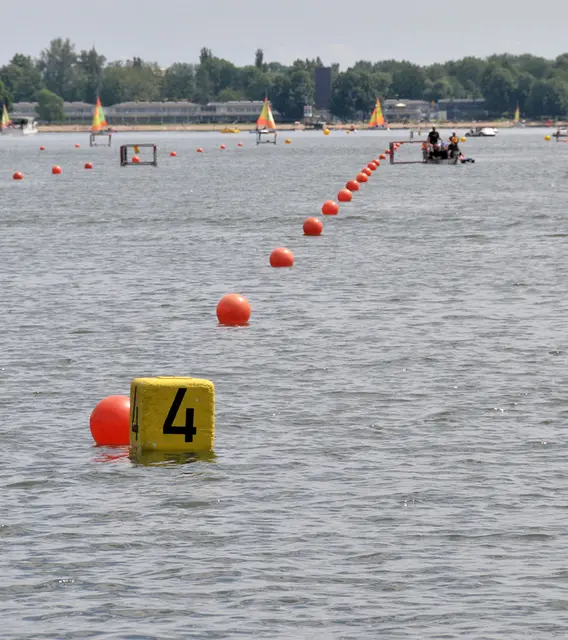 Die Bojen waren wegen einer Wassersportveranstaltung ins Wasser gesetzt