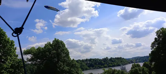 Zeppelin "Hugo" überfliegt den Baldeneysee;
Schnappschuss vom 21.5.26