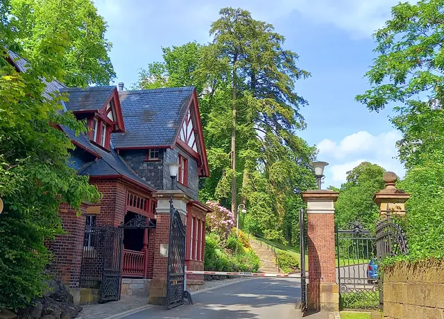 Ein Nebeneingang zum Park der Villa Hügel in Essen