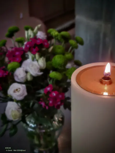 PFINGSTEN♥♥♥
50 Tage nach Ostern ...✝️⛪️✝️

... gehet hin und verkündet...
Der christliche  KIRCHE, der GLAUBE entsteht und
soll verbreitet werden...

Leider haben die Menschen da seinerzeit wohl 
auch schon gehörig was missverstanden... 
und sehr sehr oft mit strenger, brutaler, kriegerischer ART, 
anderen Völkern, Andersgläubigen und 
Anders-Lebenden sowie Denkenden versucht, zwanghaft,
ihren eigenen (vermeintlichen) 
CHRISTLICHEN Glauben aufzuzwängen!

DAS ist keine Blasphemie, soll keine sein...
DAS ist leider die REALITÄT...
vom Altertum über Mittelalter(Glaubenskriege/Kreuzzüge), 
dann der Jungen/Neuen Welt bis hin ins 
ach´ so moderne Industriezeitalter, ins 20. Jahrhundert 
mit all´ seinen  verheerenden (WELT-) Kriegen und eben bis 
HEUTE in die 2020 ziger JAHRE...

unsere ERDE, wo man hin´ schaut, nahezu alle
...irgendwie wo mehr oder weniger im K R I E G !?!

Nun, ...
dennoch, oder gerade deshalb

F R O H E 
FRIEDLICHE
Pfingsten

(Foto: Soest/Kirche im Mai 2026)
@AnastasiA