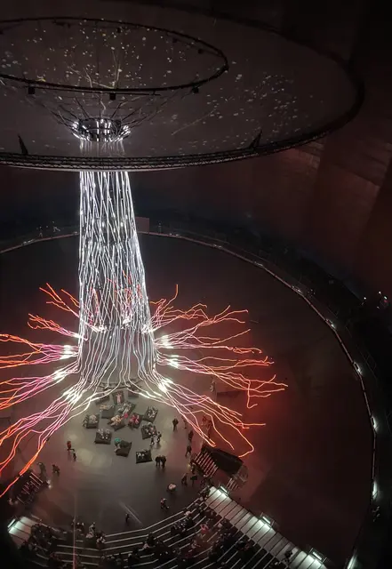 Die Installation von dem Baum im Gasometer in Oberhausen. Echt sehr beeindruckend.
Aufgenommen, als ich mit dem Aufzug ganz nach oben zu Plattform gefahren bin. Da sieht man unten die Zuschauer und den Baum aus einer anderen Perspektive. Ist schon sehr sehenswert und einem Besuch wert. | Foto: (c) Bruni Rentzing 