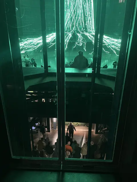 Auf oder abwärts?
Im Gasometer in Oberhausen gibt es auf allen Etagen viel zu sehen…
Leider ist es an den Aufzügen immer voll und man muss länger anstehen…
Letzte Woche Samstag war es zumindest ziemlich voll. | Foto: (c) Bruni Rentzing