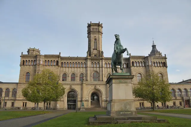 Die heutige Universität wurde als Schloss für den letzten König von Hannover erbaut