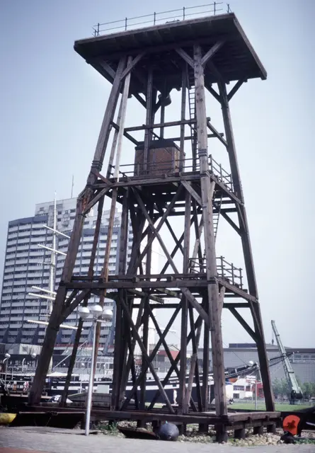 Zitat aus der Google-Suche: "Dies ist ein Nachbau der Neuwerker Feuerblüse, einem historischen Seezeichen, das als Vorläufer der Leuchttürme gilt.Das Bauwerk bestand ursprünglich aus einem massiven hölzernen Balkengerüst mit einem offenen Feuerkorb an der Spitze.Die abgebildete Konstruktion befand sich von 1979 bis 1994 im Freigelände des Deutschen Schifffahrtsmuseums in Bremerhaven.Die Feuerblüse wurde 1994 aufgrund von Baufälligkeit demontiert und eingelagert"