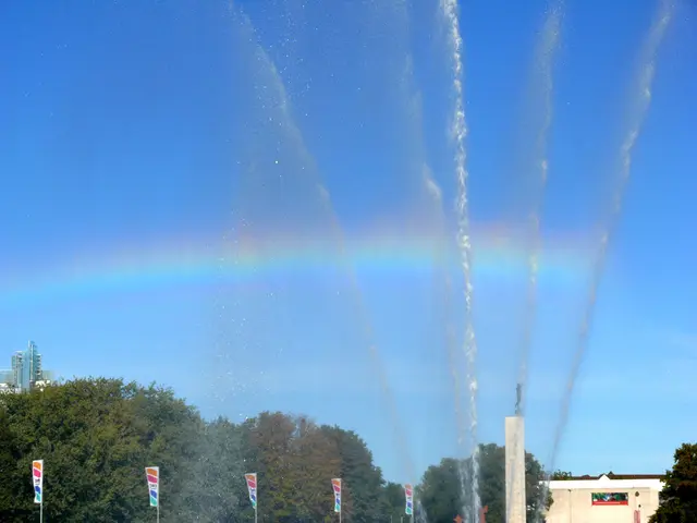 Die Fontäne im Maschsee verursacht einen Regenbogen