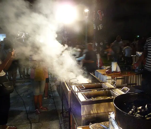 Straßenküche bei einem Fest an der Uferpromenade in Makarska