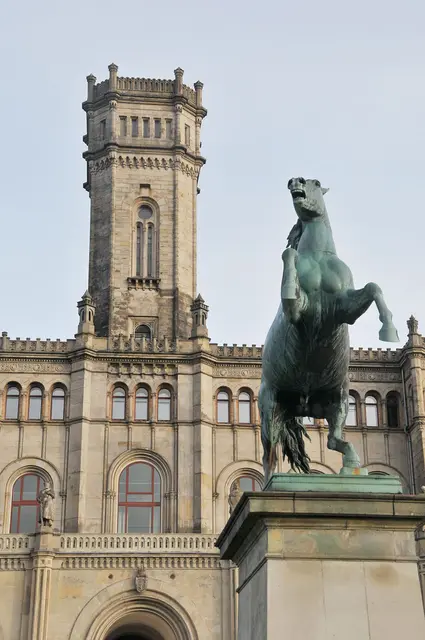 Das Niedersachsenroß vor dem Welfenschloss