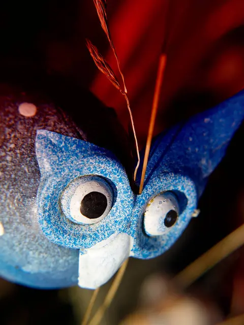 Porträtfotografie, Fotografie. Porträtfoto fotografiert in Makro Technik scharf / unscharf von  einer Eule Skulptur. | Foto: Jörg Schubert - #schubertj73 