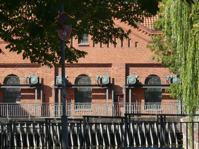 Es handelt sich um das einstige Turbinenhaus der Döhrener Wolle