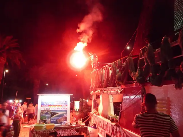 Abendliches Straßenfest in Makarska